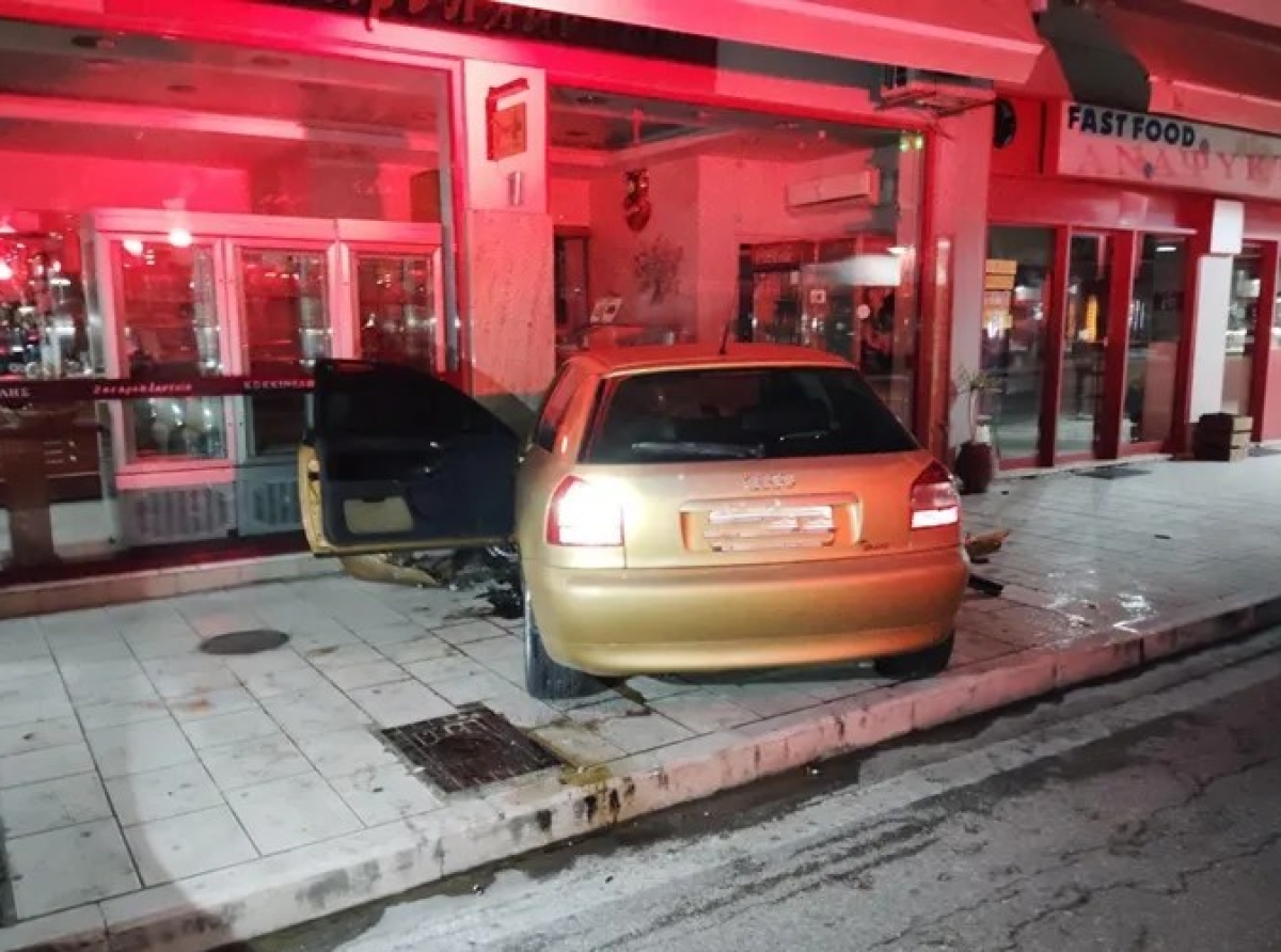 Σφοδρό τροχαίο στο κέντρο της Αμφιλοχίας: