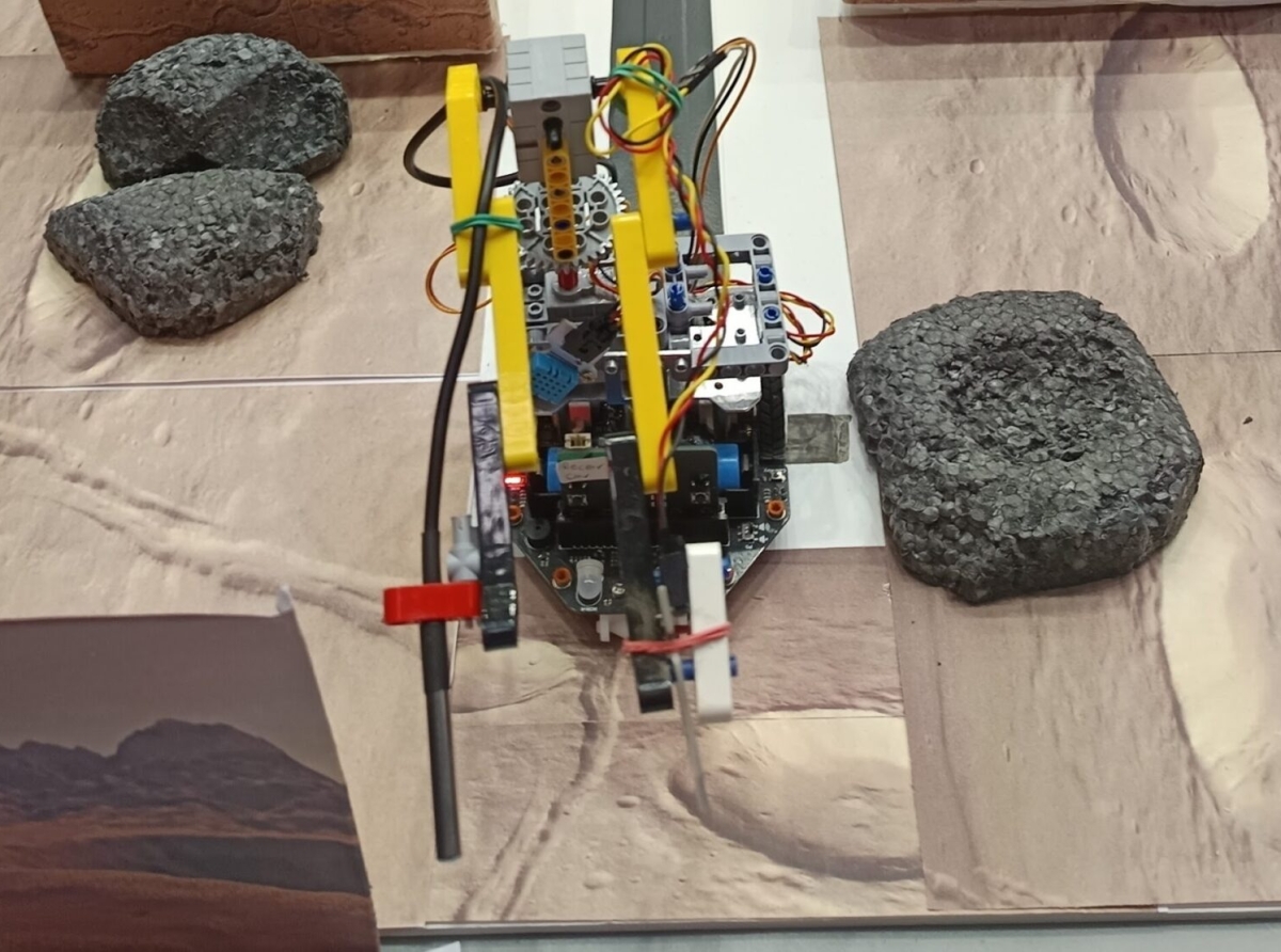 Διάκριση για την Ομάδα Ρομποτικής του Γυμνασίου Λουτρού στον Πανελλήνιο Διαγωνισμό STEM 2025