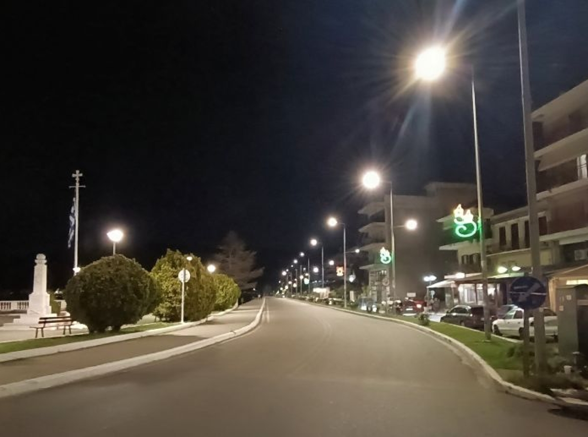 Εγκαταστάθηκαν τα νέα «έξυπνα» φωτιστικά led στην παραλιακή οδό της Αμφιλοχίας