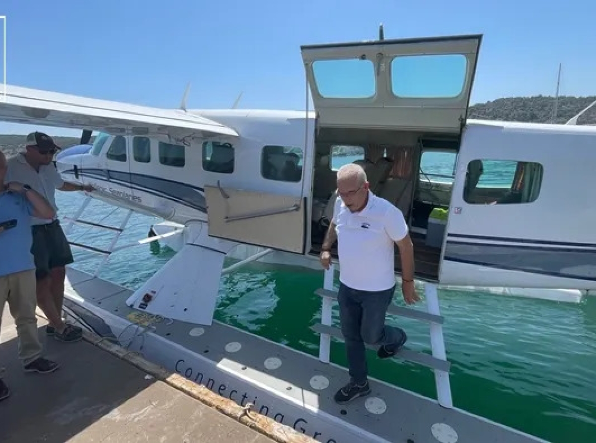 Στις 11:45 πραγματοποιήθηκε η πρώτη επίσημη προσθαλάσσωση υδροπλάνου, μετά την ολοκλήρωση της διαδικασίας αδειοδότησης του υδατοδρομίου