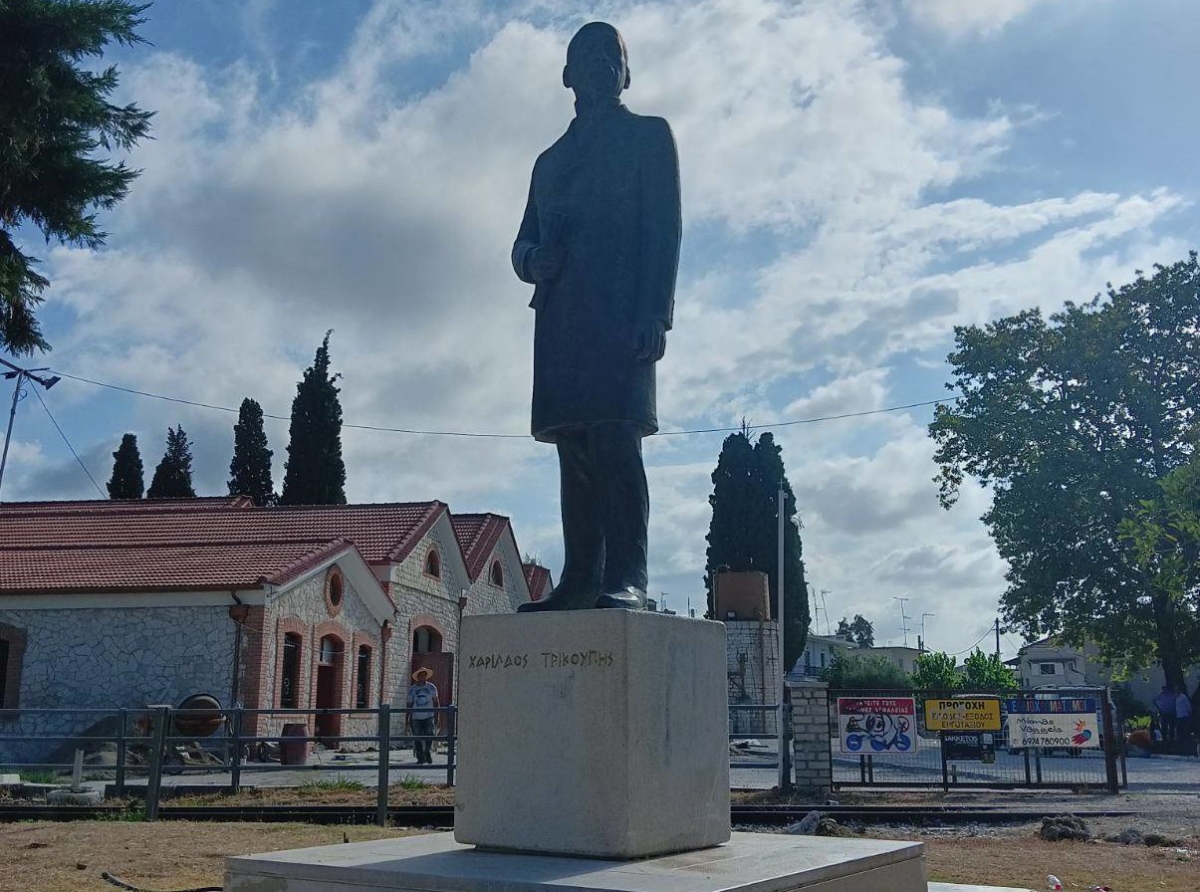 Επανατοποθετήθηκε ο ανδριάντας του Χαρίλαου Τρικούπη στον φυσικό του χώρο στο Μεσολόγγι