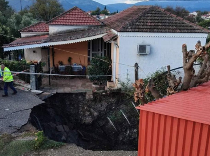 Τεράστιος κρατήρας δίπλα σε σπίτια στις Φυτείες Ξηρομέρου