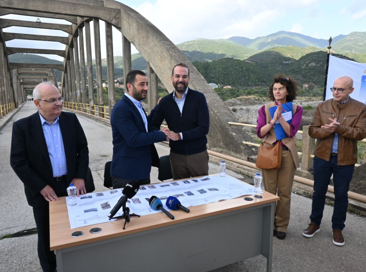 Πάνω στην ιστορική γέφυρα Μόρνου οι υπογραφές για την αποκατάσταση με 2,3 εκατ. ευρώ