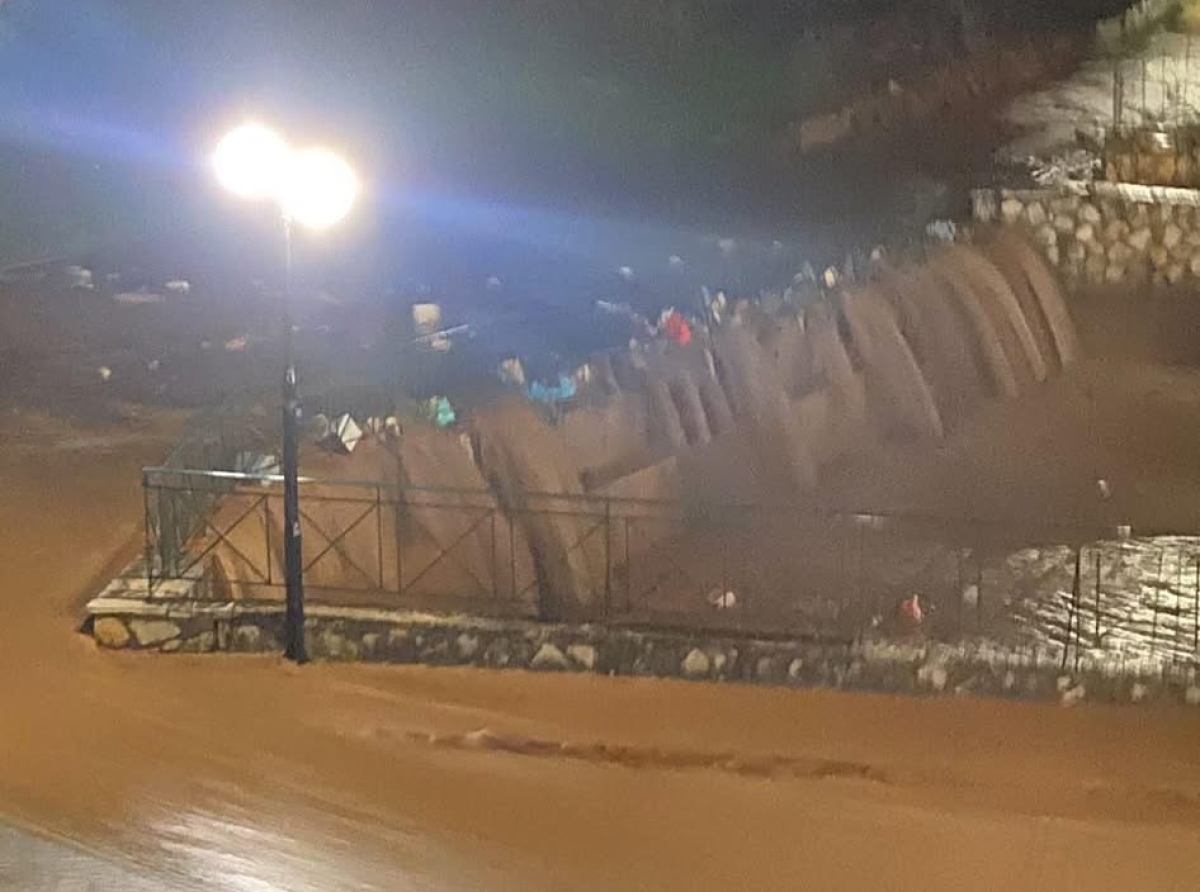 Έντονη κακοκαιρία «χτύπησε» τη Βόνιτσα: Πλημμύρισαν δρόμοι και σπίτια, κλειστό το Γυμνάσιο Μοναστηρακίου