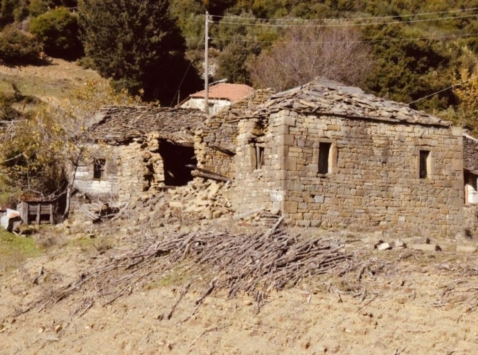 Η ερήμωση της ελληνικής περιφέρειας : πώς ο «εξορθολογισμός» έγινε άλλοθι για μια βαθιά ανισομερή χώρα