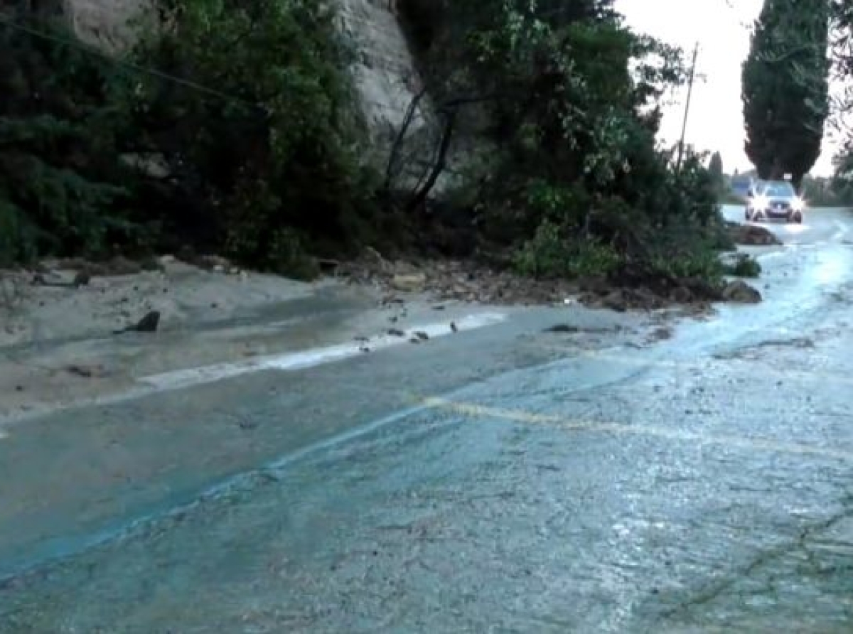 Κακοκαιρία: Με σφοδρότητα το πέρασμα της «Adel» σε Κέρκυρα και Αιτωλοακαρνανία – Πού είναι κλειστά τα σχολεία