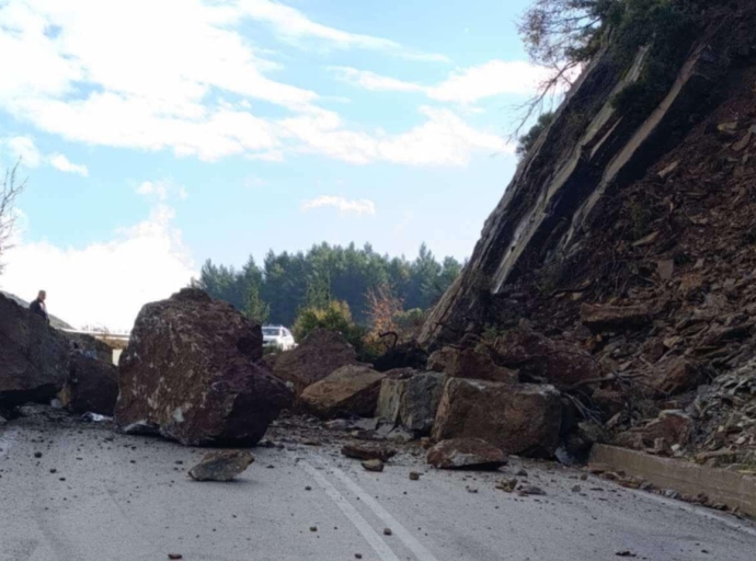 Κατολίσθηση έκλεισε το δρόμο Αγρίνιο – Προυσός κοντά στο Λαμπίρι