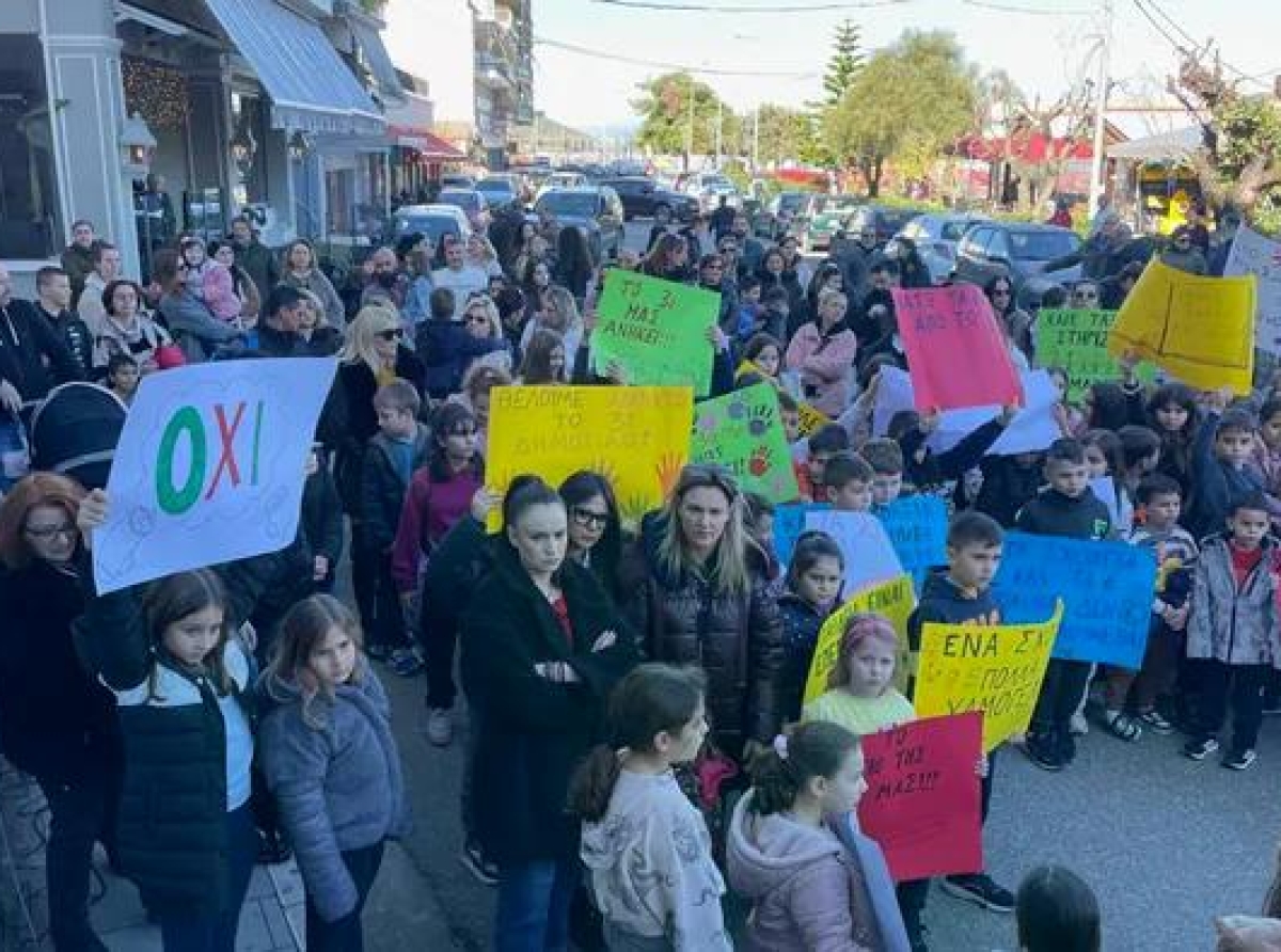 Μαζική συμμετοχή στο συλλαλητήριο της Αμφιλοχίας για τη μη συγχώνευση του 3ου Δημοτικού Σχολείου