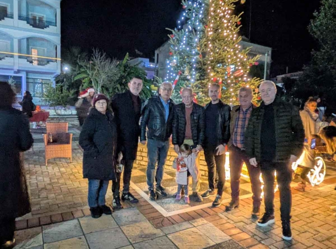 Μενίδι Αμφιλοχίας: Σε εορταστική ατμόσφαιρα φωταγωγήθηκε το χριστουγεννιάτικο δέντρο 
