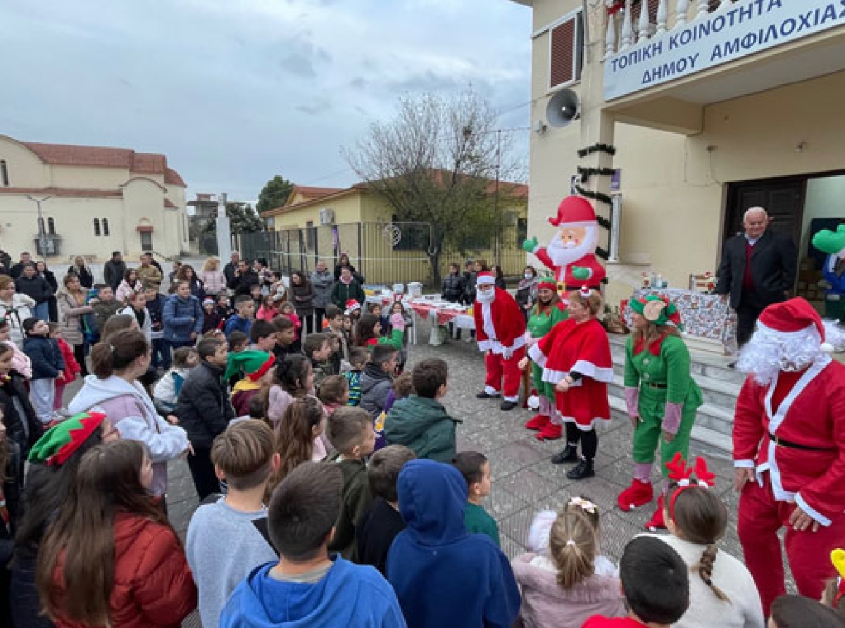 Χριστουγεννιάτικη γιορτή στην πλατεία Λουτρού Αμφιλοχίας – Γέμισε παιδικά χαμόγελα η καρδιά του χωριού