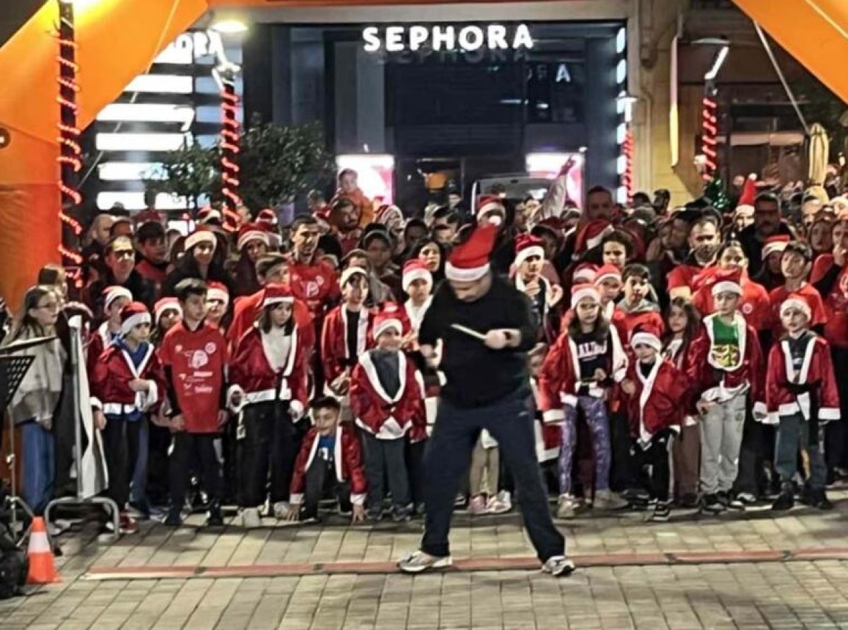 Εκατοντάδες Αη Βασίληδες στο κέντρο της πόλης στο 7ο Agrinio Santa Run