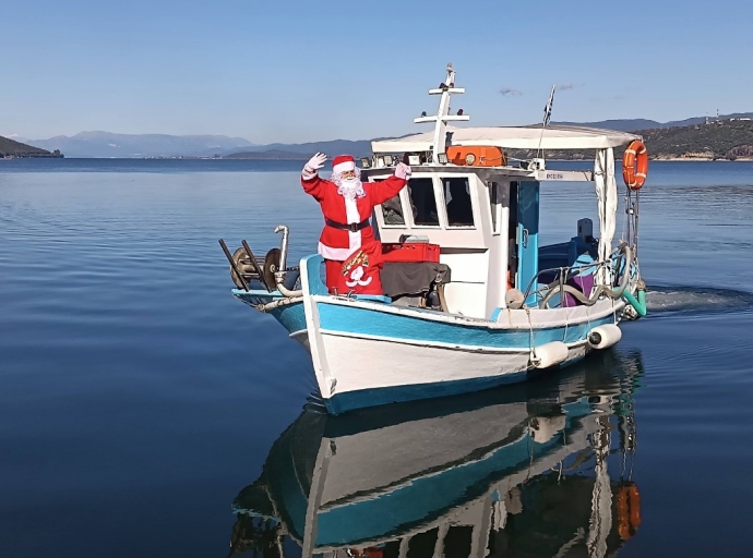 Ο Αη Βασίλης έφτασε με καΐκι