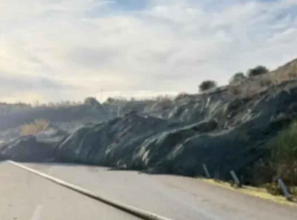 Σε εξέλιξη κατολίσθηση στην Ιόνια Οδό – Χιλιάδες κυβικά στο οδόστρωμα, άγνωστος ο χρόνος αποκατάστασης