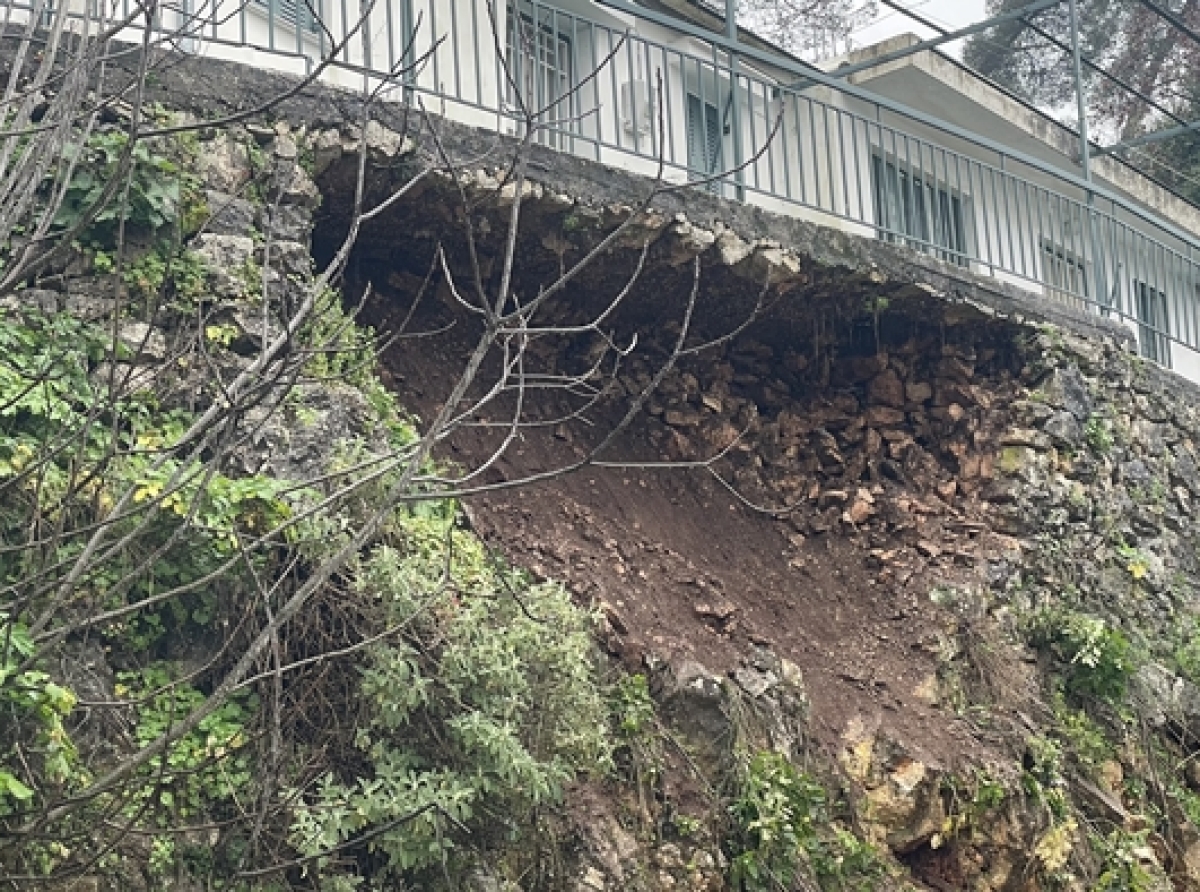 Στον «αέρα» μπαλκόνι σπιτιού στην Αμφιλοχία μετά από υποχώρηση μάνδρας