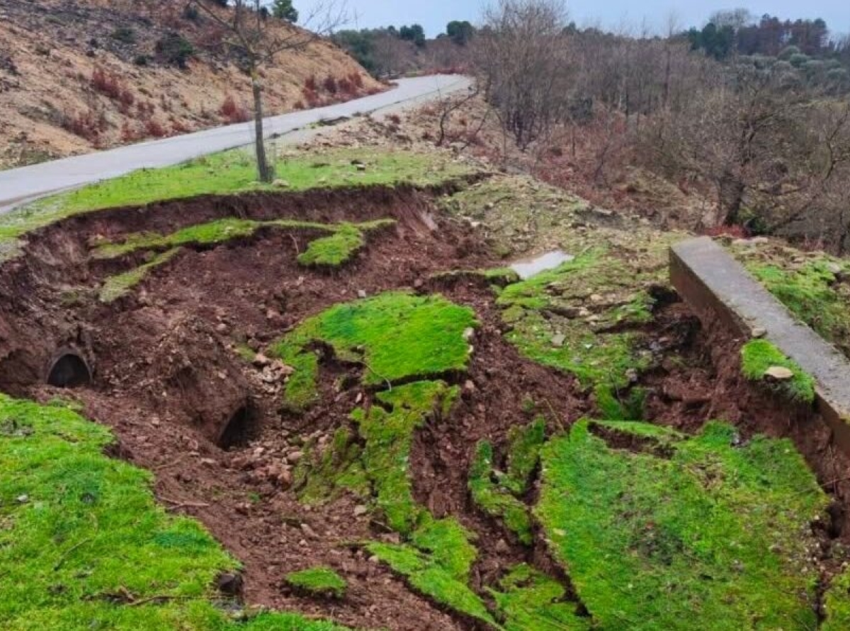 Σοβαρή καθίζηση στον δρόμο προς την Ιερά Μονή Τατάρνας 