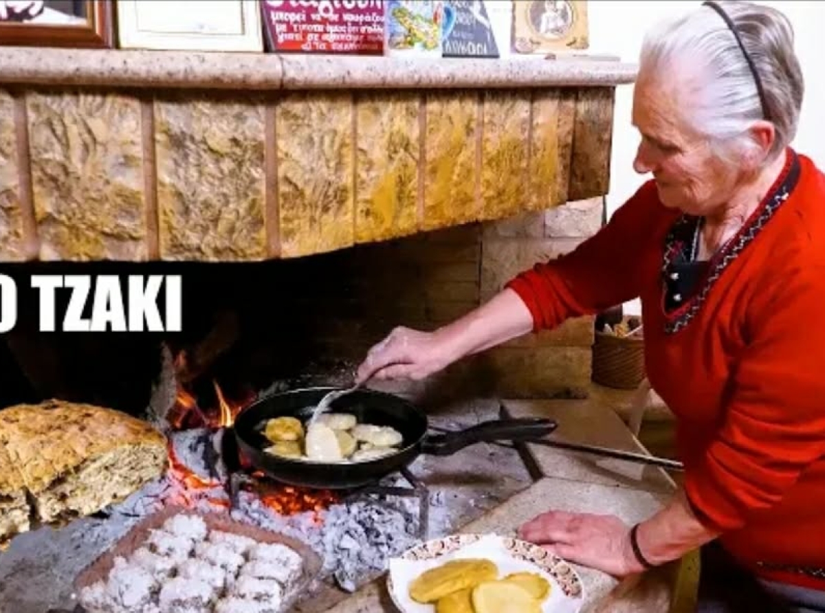 Πεντάκορφο Αγρινίου: 80 χρονών και μαγείρεψε τηγανίτες και ελιόψωμο στο τζάκι όπως παλιά