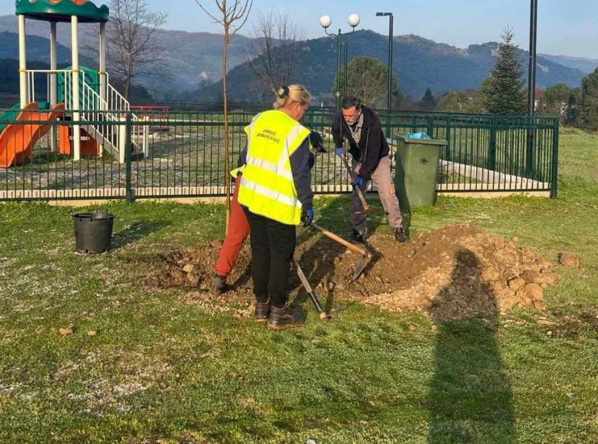 «Πρασίνισαν» τον Εμπεσό με δεντροφύτευση