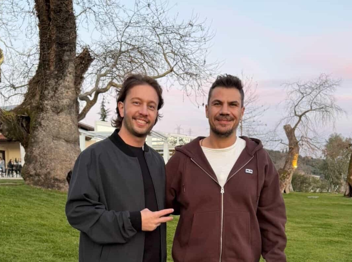 Ο Άκης Πετρετζίκης στην καρδιά της λίμνης Τριχωνίδας με τον Γιώργο Λάμπρη