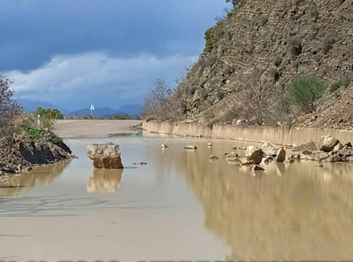 Κλειστή η Ε.Ο. Αγρινίου – Καρπενησίου: Πέτρες και λιμνάζοντα νερά “αφάνισαν” τον δρόμο