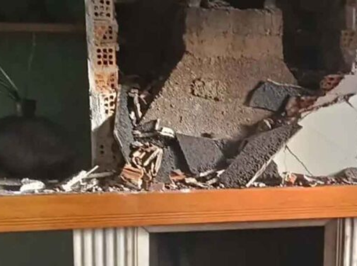 Πρέβεζα: Κεραυνός χτύπησε σπίτι – Κατέρρευσε τμήμα της στέγης και τοίχος