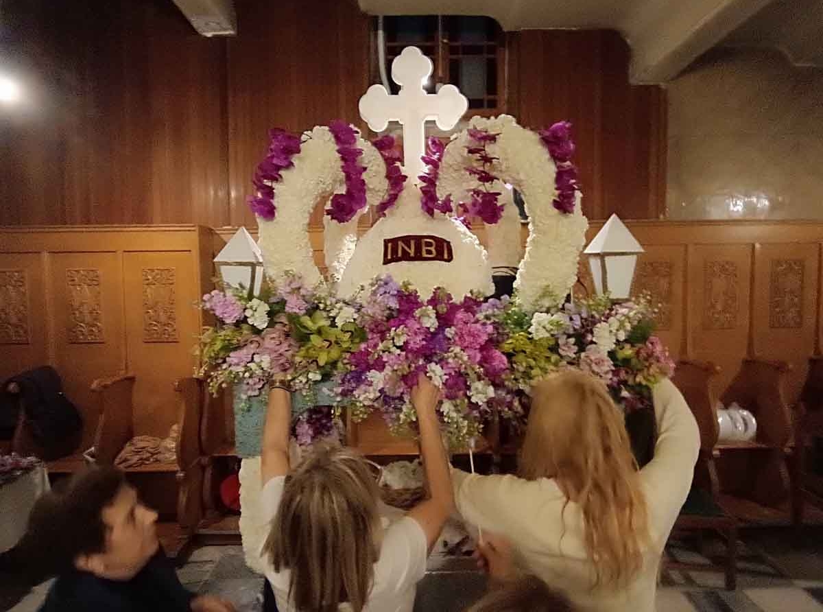 Αμφιλοχία: Οι στολισμένοι Επιτάφιοι και η ολονύκτια προετοιμασία τους (φωτο)