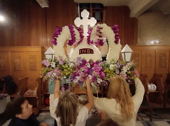 Αμφιλοχία: Οι στολισμένοι Επιτάφιοι και η ολονύκτια προετοιμασία τους (φωτο)