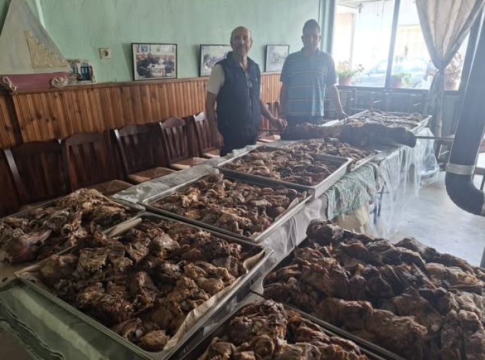 Αγρίνιο-Πάσχα αγάπης: Ψήθηκαν 15 αρνιά για τα συσσίτια του Αγίου Δημητρίου