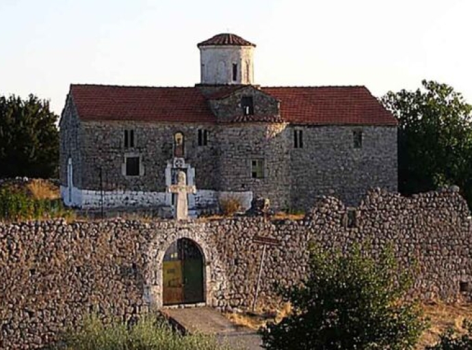 Ξεκινά η αποκατάσταση της στέγης στον ιστορικό ναό του Αη Γιώργη Μπαμπίνης