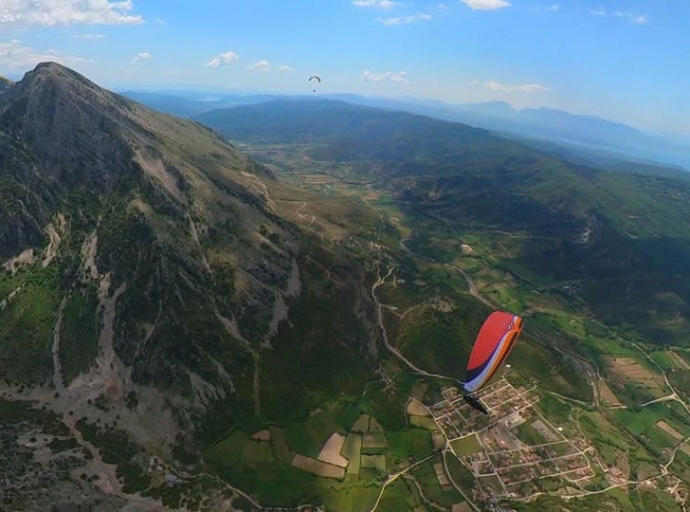 Πρωτομαγιά στον Εμπεσό με αγώνες αλεξίπτωτου πλαγιάς, παραδοσιακό στεφάνι και γιορτή τοπικών προϊόντων