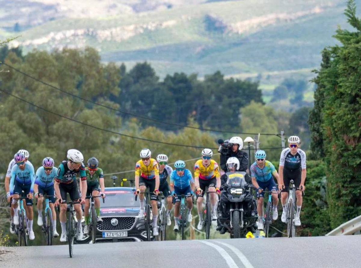 ΔΕΗ Tour of Hellas 2026: Εντυπωσιακό σπριντ δίπλα στο κύμα σε Μενίδι και Αμφιλοχία το μεσημέρι!