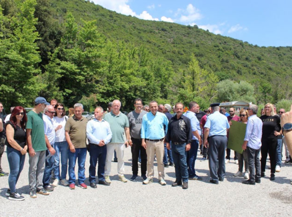 Αμφιλοχία: Μαζική διαμαρτυρία στη γέφυρα της Βέργας για τον αποκλεισμό της Αλευράδας