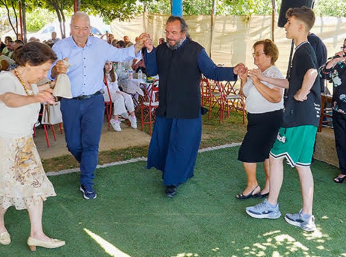 Βίντεο: Μικρό το χωριό, μεγάλο το γλέντι στην Αγία Τριάδα Αμφιλοχίας