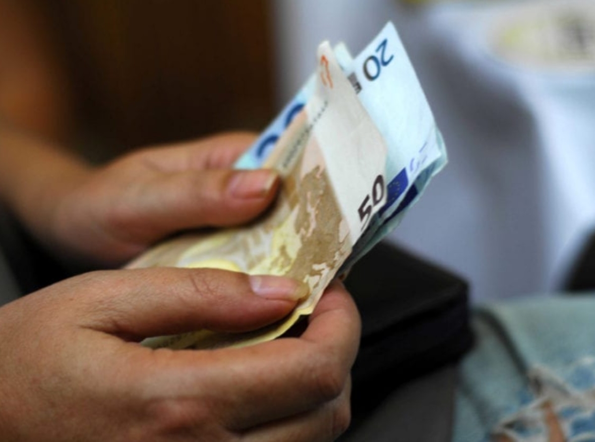 Επίσπευση της αύξησης του κατώτατου μισθού στο τραπέζι του Μαξίμου – Τα σενάρια για το ύψος της αύξησης