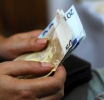 Επίσπευση της αύξησης του κατώτατου μισθού στο τραπέζι του Μαξίμου – Τα σενάρια για το ύψος της αύξησης