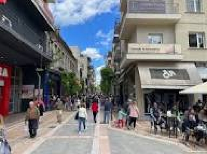 Προβληματισμός στην αγορά μετά τον πρώτο μήνα των θερινών εκπτώσεων